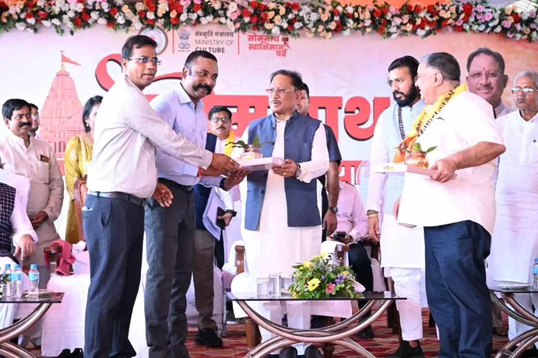 मुख्यमंत्री ने विशेष ट्रेन को हरी झंडी दिखाकर सोमनाथ स्वाभिमान सांस्कृतिक यात्रा का किया शुभारंभ