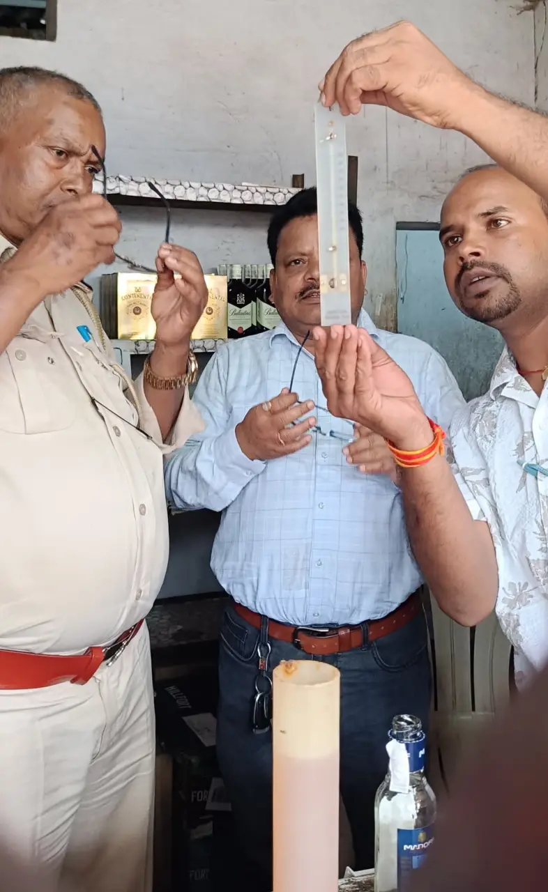 चिरमिरी में मिलावटी शराब का खेल? कांग्रेस नेता के. डोमरू रेड्डी ने खोला मोर्चा, सीएम हेल्पलाइन में शिकायत दर्ज कराने के बाद आबकारी विभाग की टीम ने...