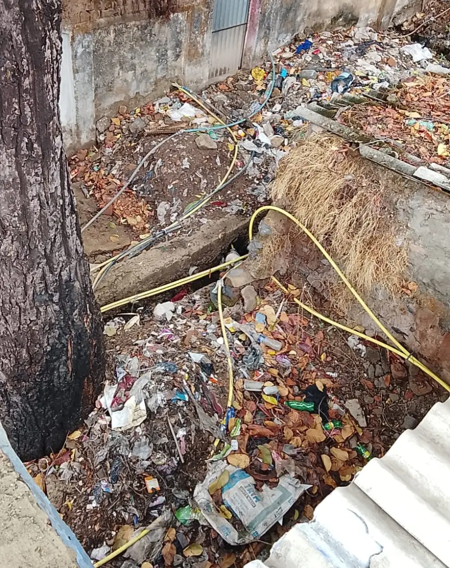 ठेकेदार नाली से कचरा निकालकर सड़क के किनारे रखकर हुआ नदारत, गंदगी और बदबू से आम लोग हो रहे है परेशान
