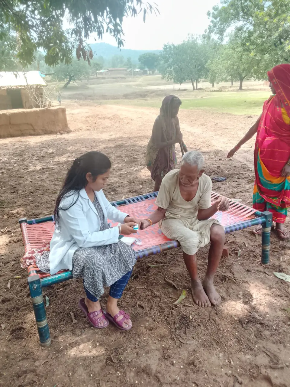 सीएमएचओ डॉ. अविनाश खरे की संवेदनशीलता: दूरस्थ गांव में बीमार दंपत्ति को घर पर मिली स्वास्थ्य सेवाएं, शुरू हुआ उपचार