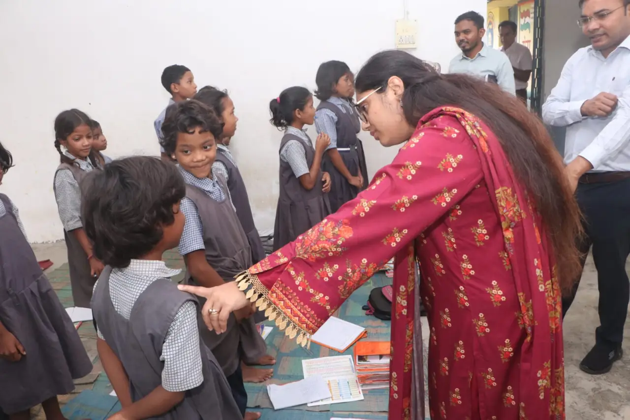 कलेक्टर ने रामेश्वर नगर की शाला में दी दस्तक, संचालित कक्षा में बच्चों से किया आत्मीय संवाद..
