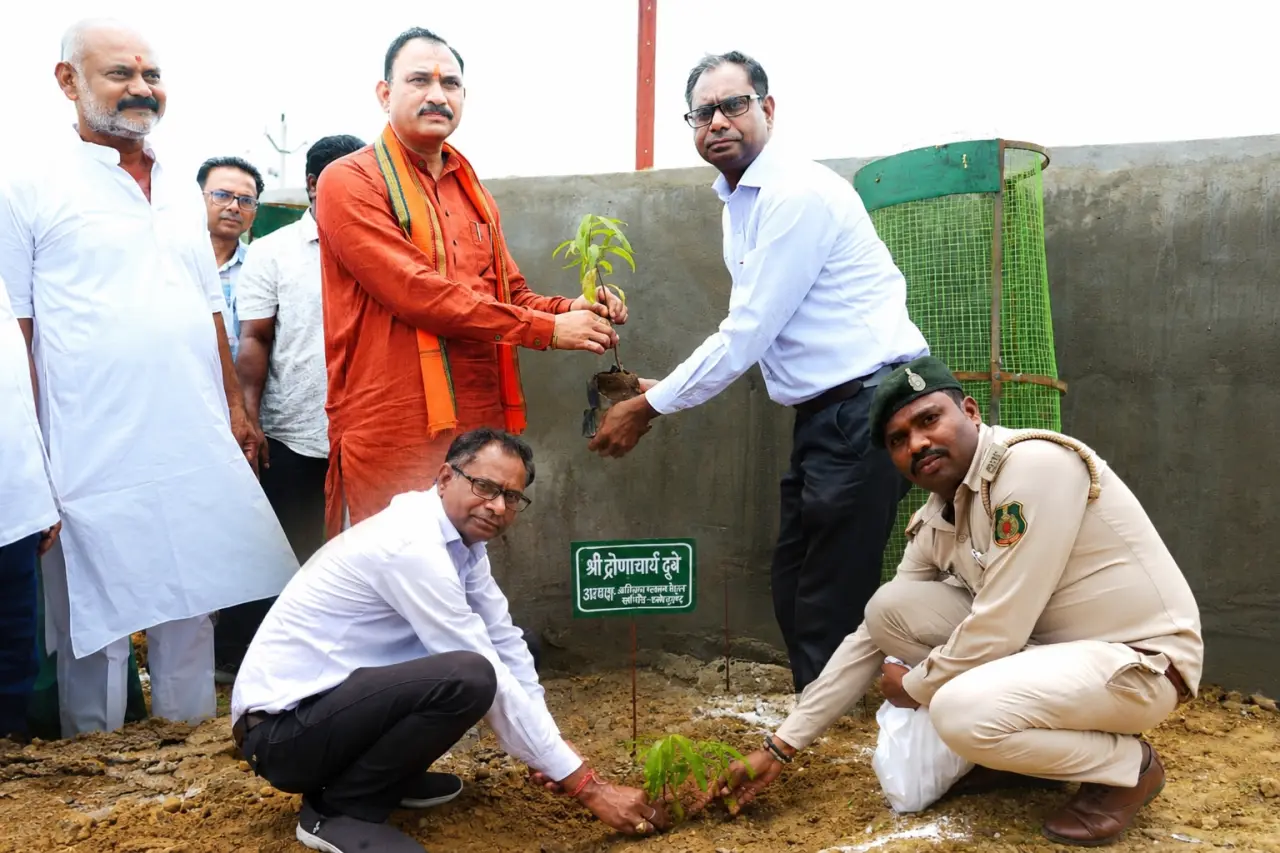 द्रोणाचार्य दुबे ने लगाया चंदन का पौधा, मनेंद्रगढ़ मेडिकल कॉलेज से शुरू हुआ वृक्षारोपण अभियान, 