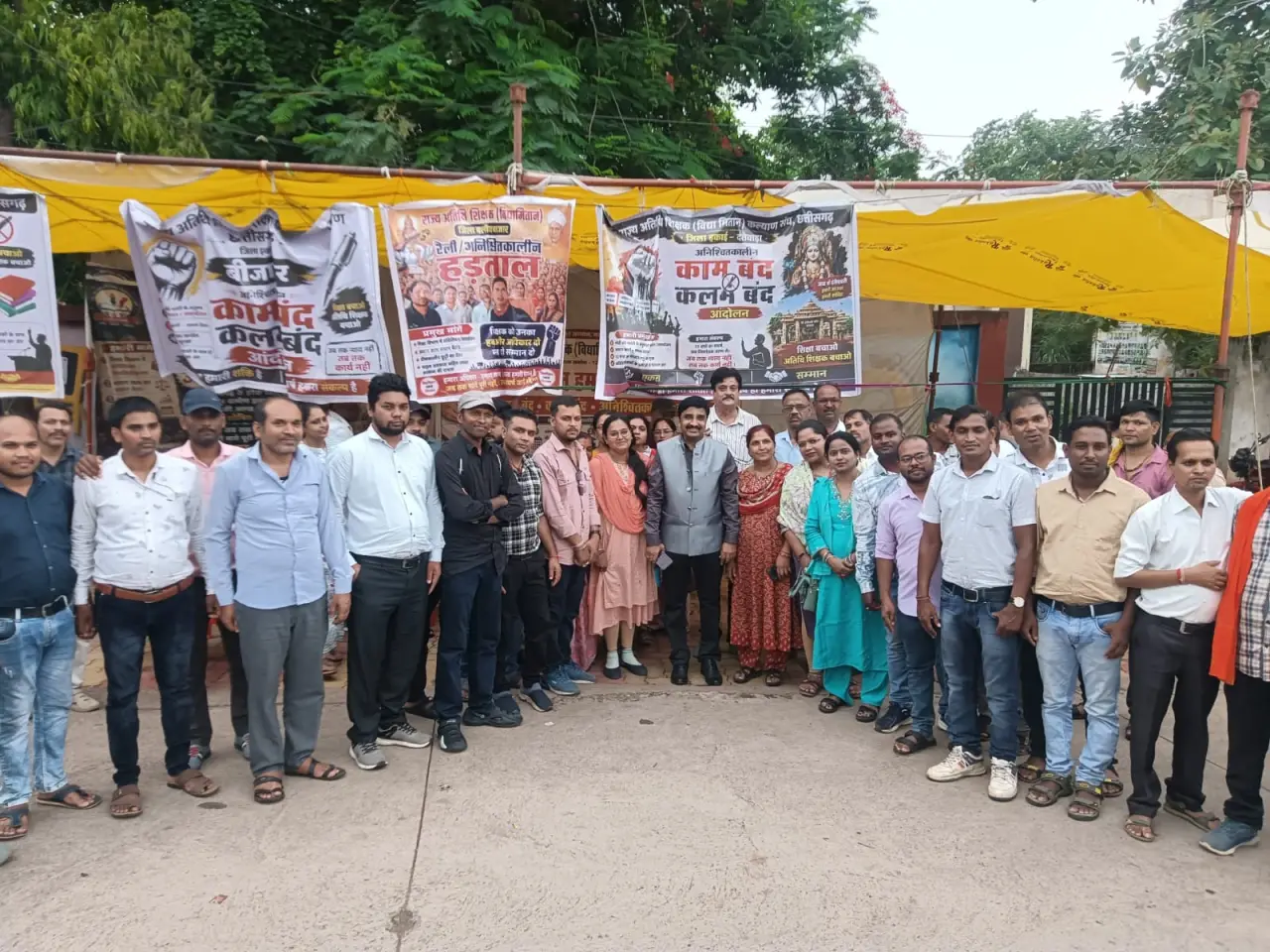 खून से चिट्ठी और भारी तनाव के बीच दुर्ग में रोके गए विद्यामितान शिक्षक, क्या बस्तर-सरगुजा के नौनिहालों का भविष्य बनाने वाले अतिथि ही रहेंगे?