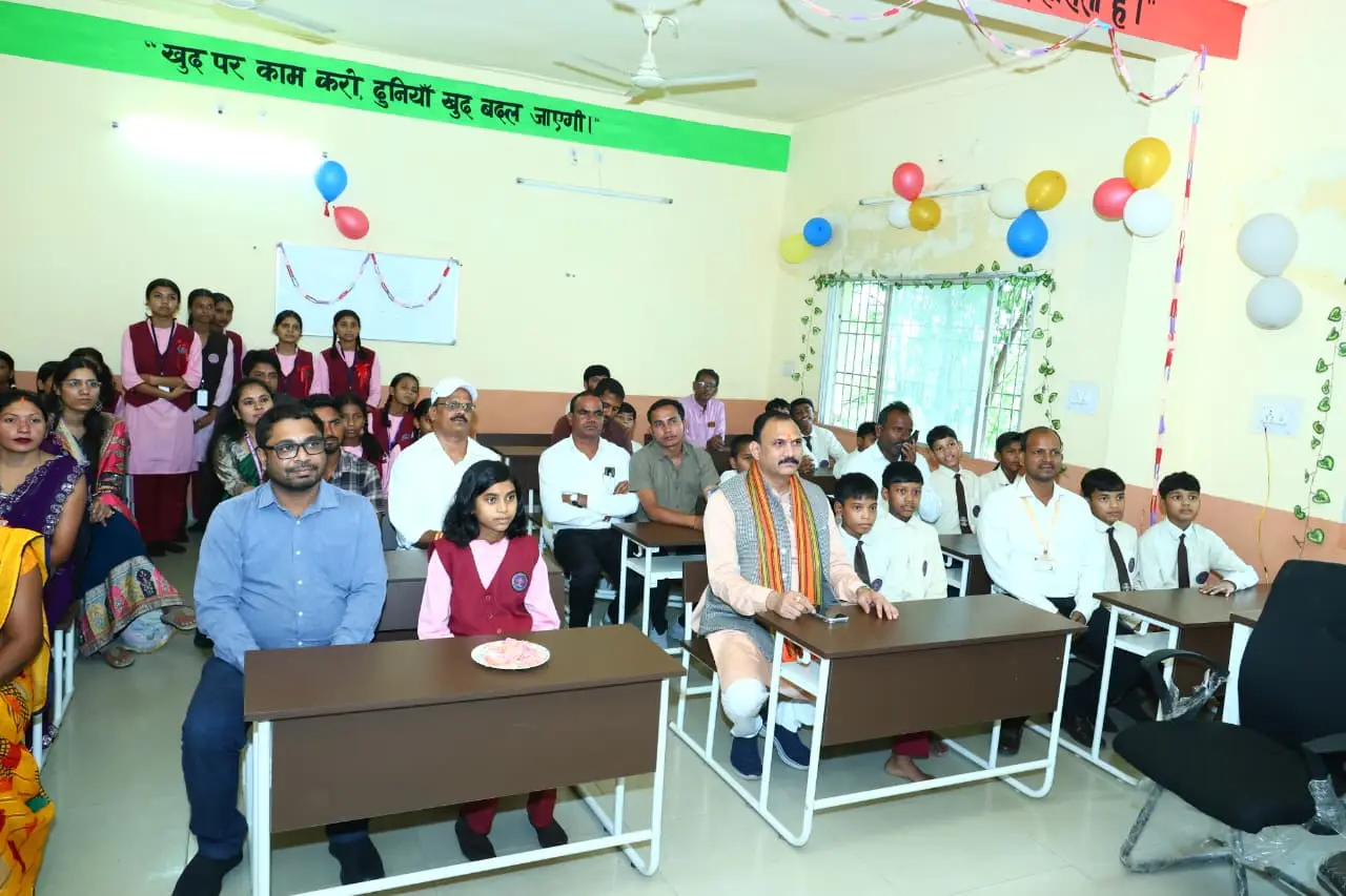 पीएम श्री एकलव्य आदर्श आवासीय विद्यालय में शाला प्रवेशोत्सव: स्वास्थ्य मंत्री श्याम बिहारी ने किया स्मार्ट क्लास का लोकार्पण,