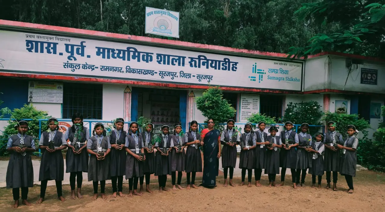 रायपुर : एक पेड़ माँ के नाम अभियान के तहत विद्यार्थियों ने दिया पर्यावरण संरक्षण का संदेश