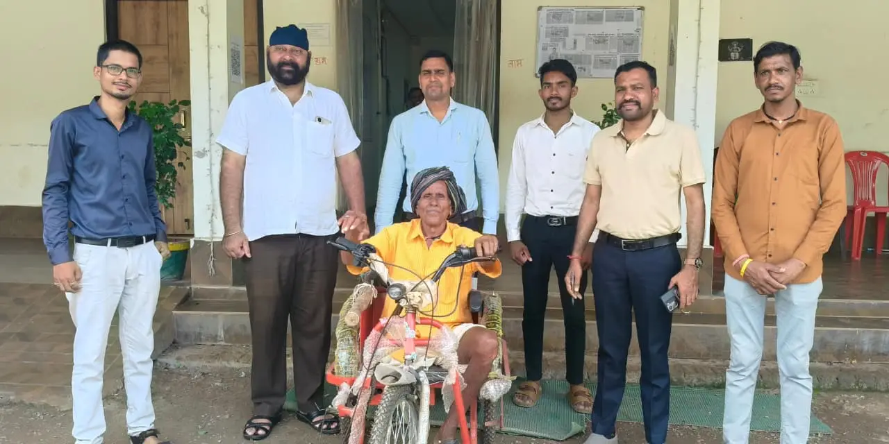 रायपुर : उप मुख्यमंत्री श्री विजय शर्मा की पहल से दिव्यांग समझराम साहू को मिली बैटरी चलित मोटराइज्ड ट्रायसायकल