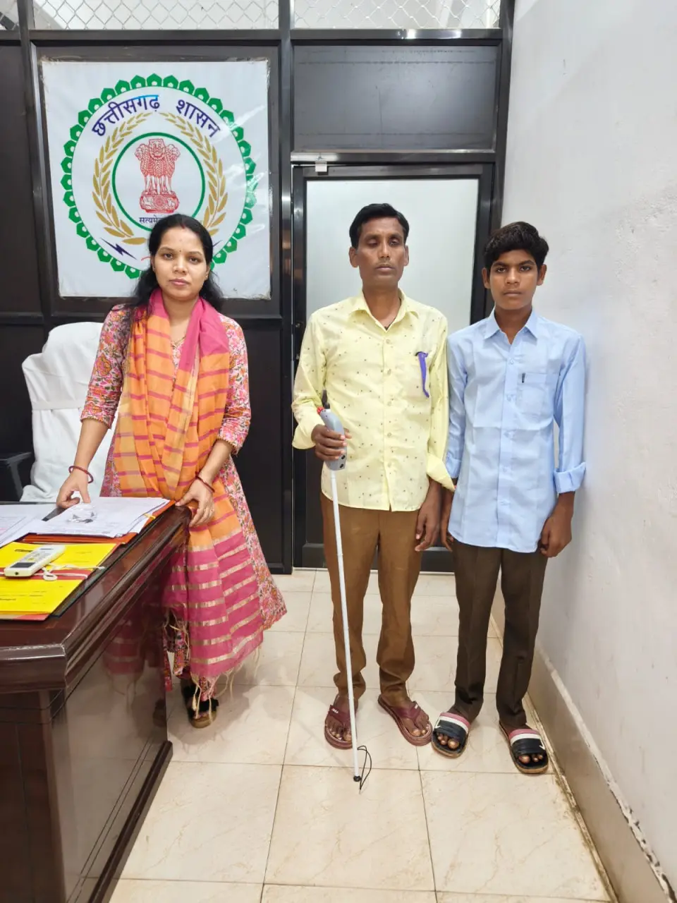 रायपुर : दृष्टिबाधित योगेश जंघेल को मिली स्मार्ट छड़ी, जिला प्रशासन की पहल से मिला सहारा