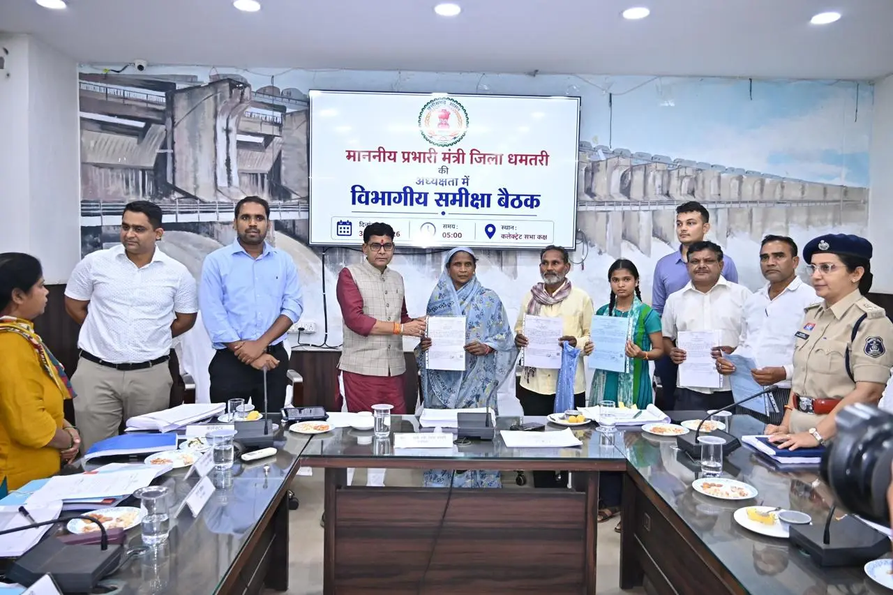 धमतरी : राजस्व मामलों में देरी बर्दाश्त नहीं, नामांतरण-बंटवारा सहित स्वामित्व कार्ड के प्रकरण समय पर निपटाएं-प्रभारी मंत्री टंकराम वर्मा