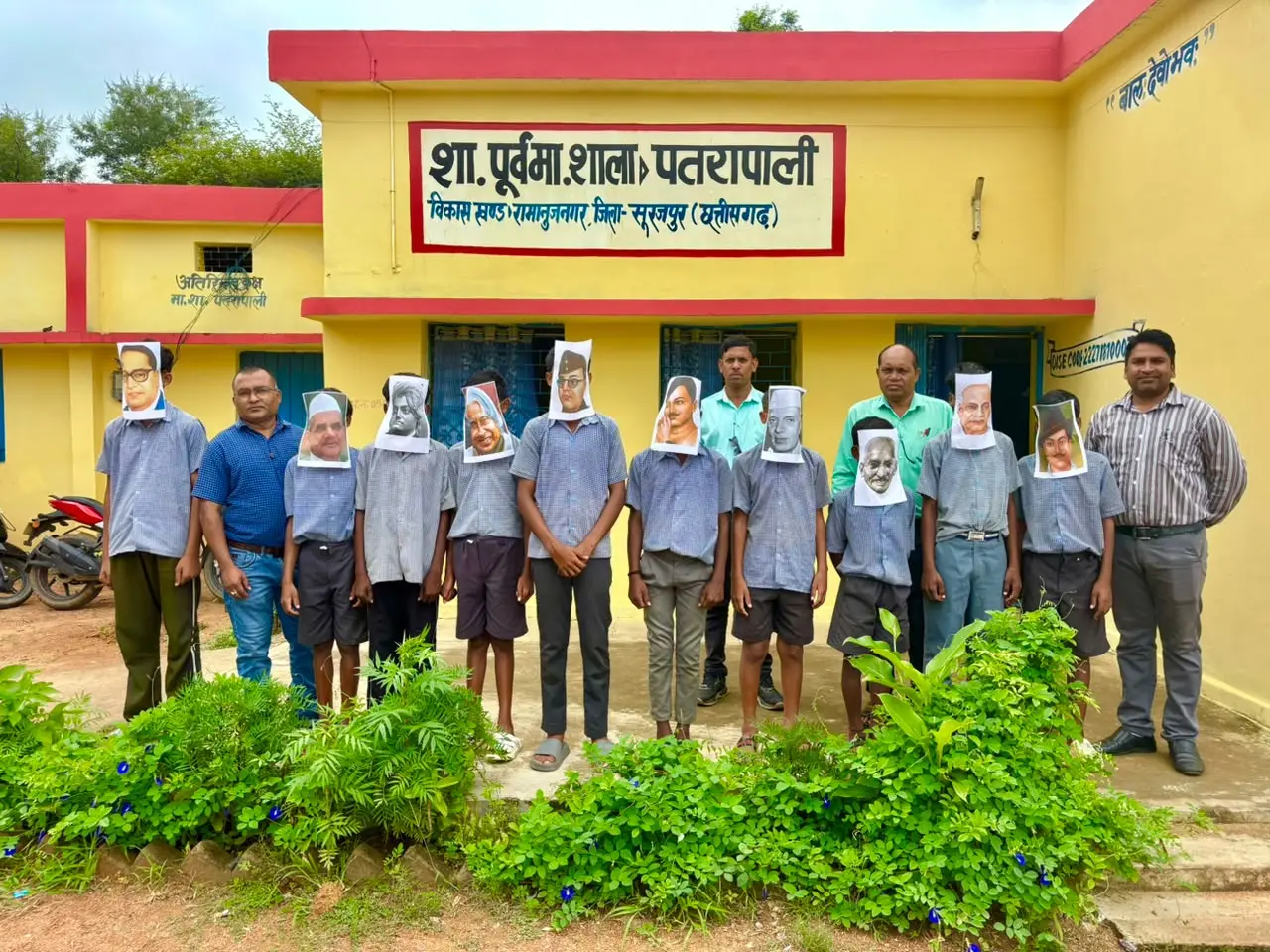 रायपुर : बैगलेस डे पर स्कूलों में सजी महापुरुषों और अमर शहीदों की प्रदर्शनी