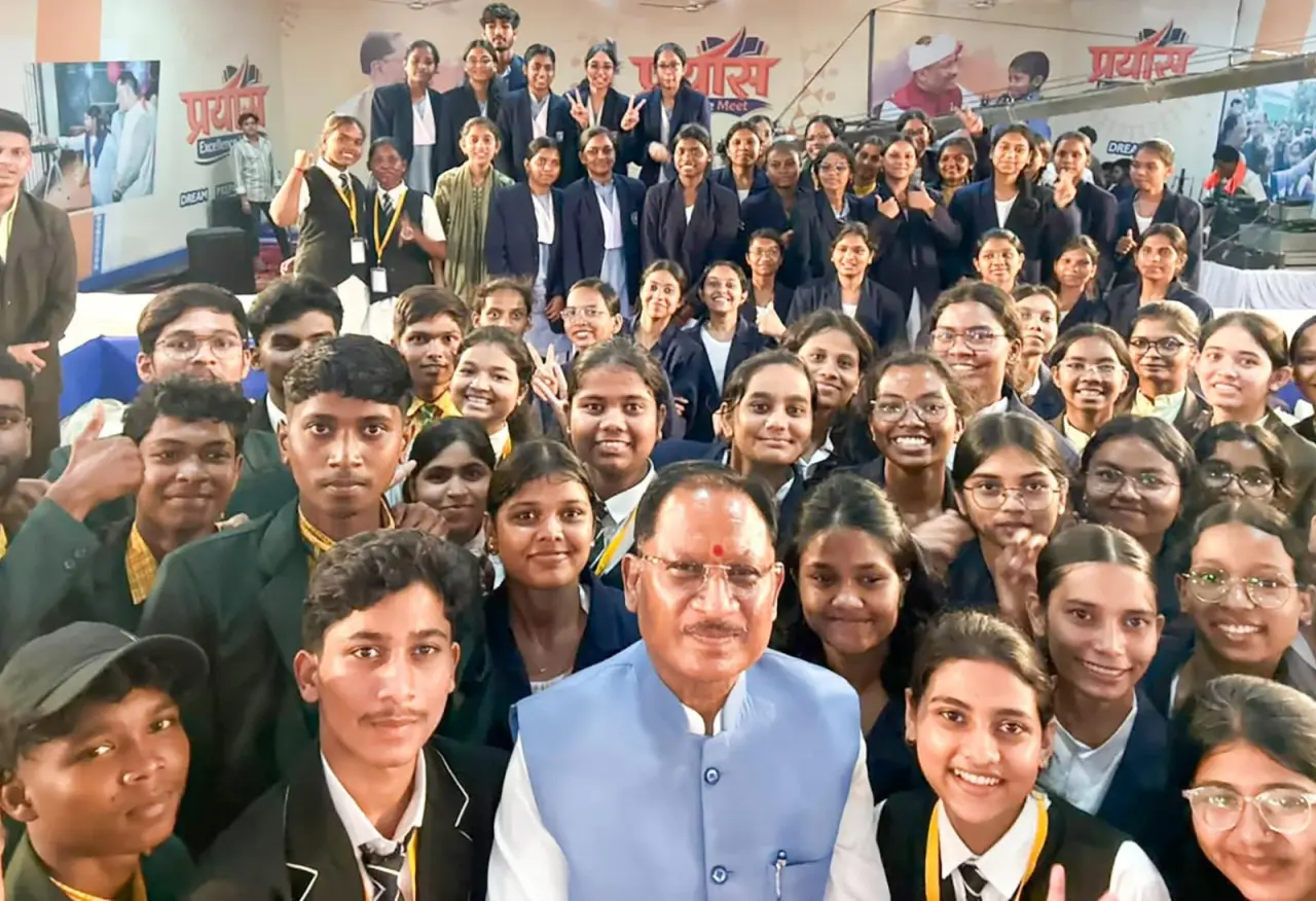 रायपुर : शिक्षा से विकसित छत्तीसगढ़ तक: मुख्यमंत्री श्री साय ने नीट क्वालीफाई विद्यार्थियों के साथ साझा किया भविष्य का रोडमैप