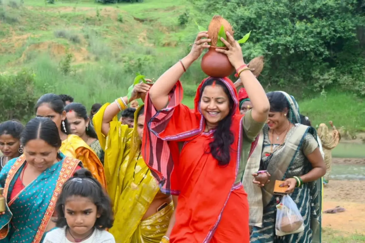 रायपुर : श्रावण मास के प्रथम सोमवार पर मंत्री श्रीमती लक्ष्मी राजवाड़े ने बीरपुर में की कांवड़ यात्रा और जलाभिषेक