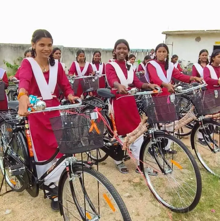 रायपुर : अब नहीं थकेंगे बेटियों के कदम: सरस्वती साइकिल योजना ने दी सपनों को नई रफ्तार