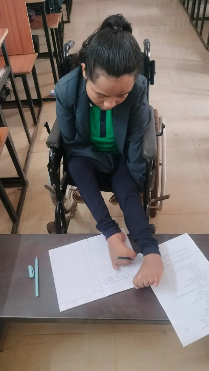 रायपुर : हौसलों की उड़ान, हाथों से दिव्यांग राखी ने पैरों से लिखकर 10वीं बोर्ड परीक्षा में प्रथम श्रेणी हासिल की