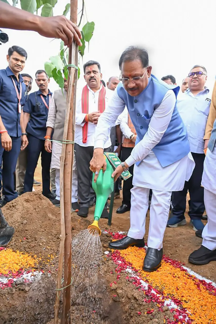 रायपुर : मुख्यमंत्री श्री विष्णुदेव साय ने अपनी माँ के नाम पर लगाया पीपल का पौधा, वन महोत्सव-2026 का हुआ शुभारंभ