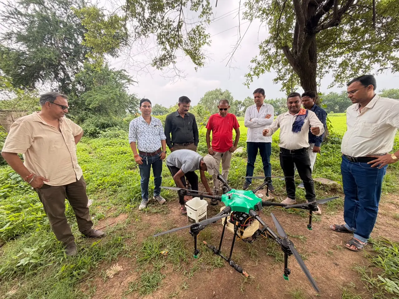 बलौदाबाजार : ’खेती में तकनीक का उपयोग: किसानों ने ड्रोन से खरपतवार नाशक का छिड़काव कर 40 हेक्टेयर में बचाया समय और श्रम’