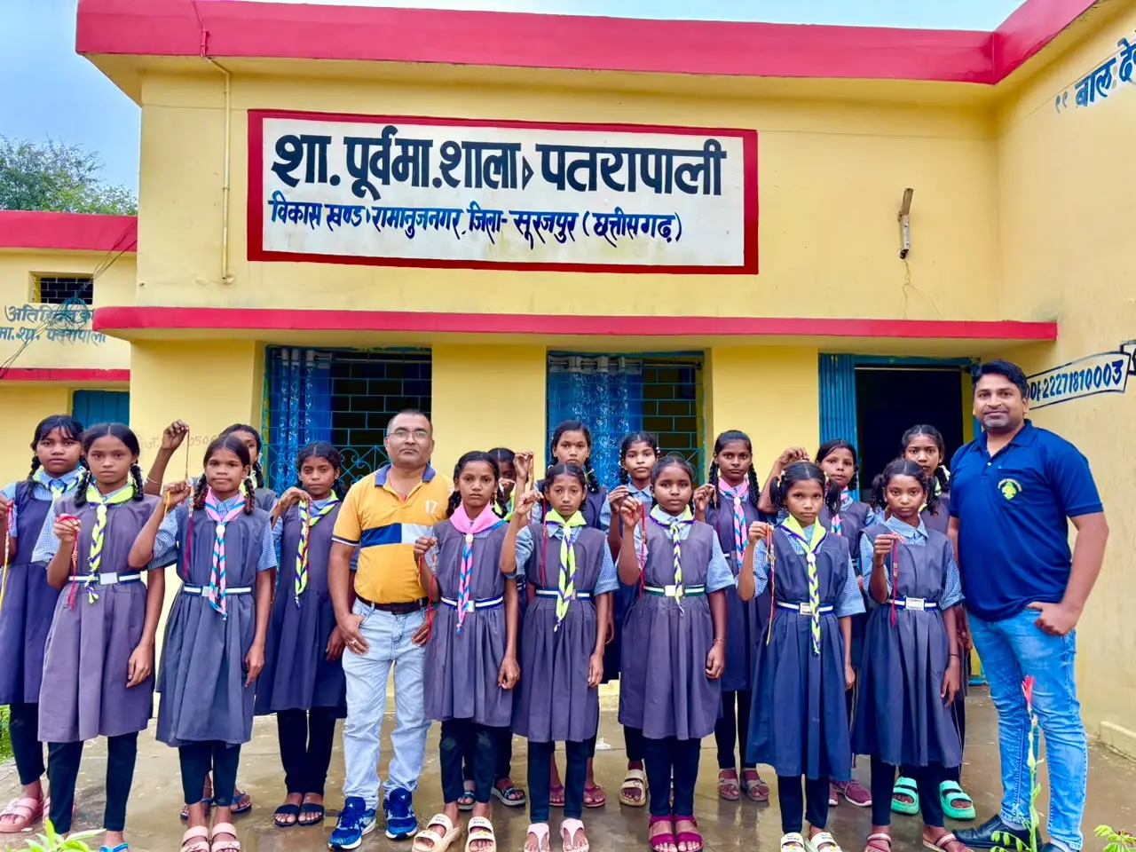 ऑपरेशन सिपाही - रक्षा सूत्र के तहत विद्यार्थियों ने बनाईं राखियाँ,