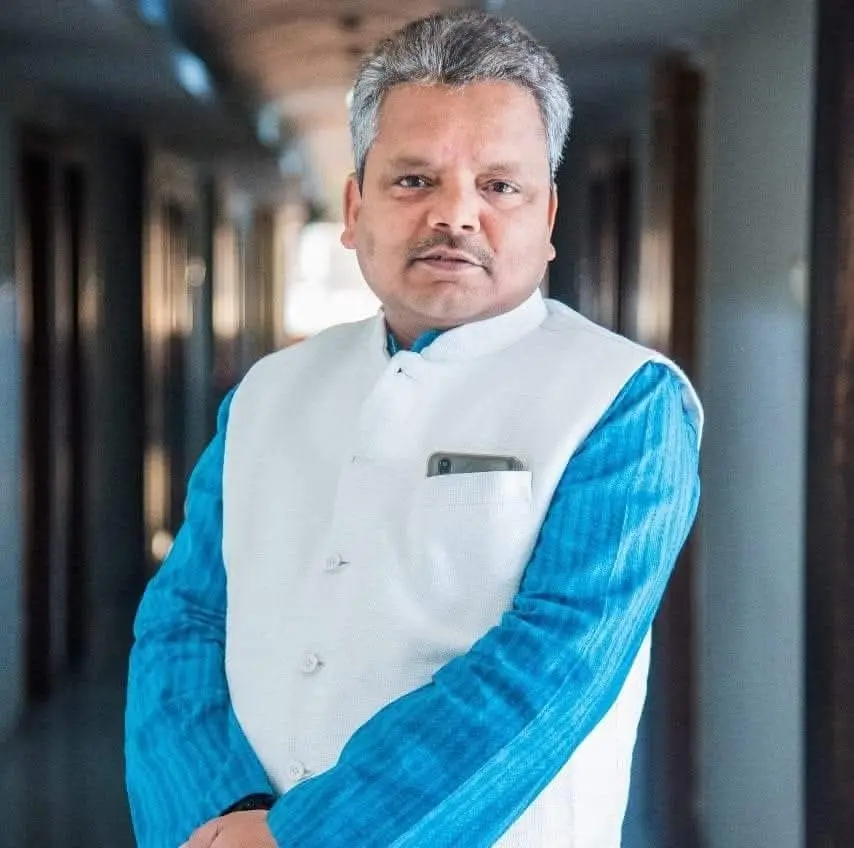 चिरमिरी की सड़कों पर मवेशियों का डेरा, अंधेरे में हादसों का खतरा; पूर्व महापौर ने CM हेल्पलाइन में की शिकायत,