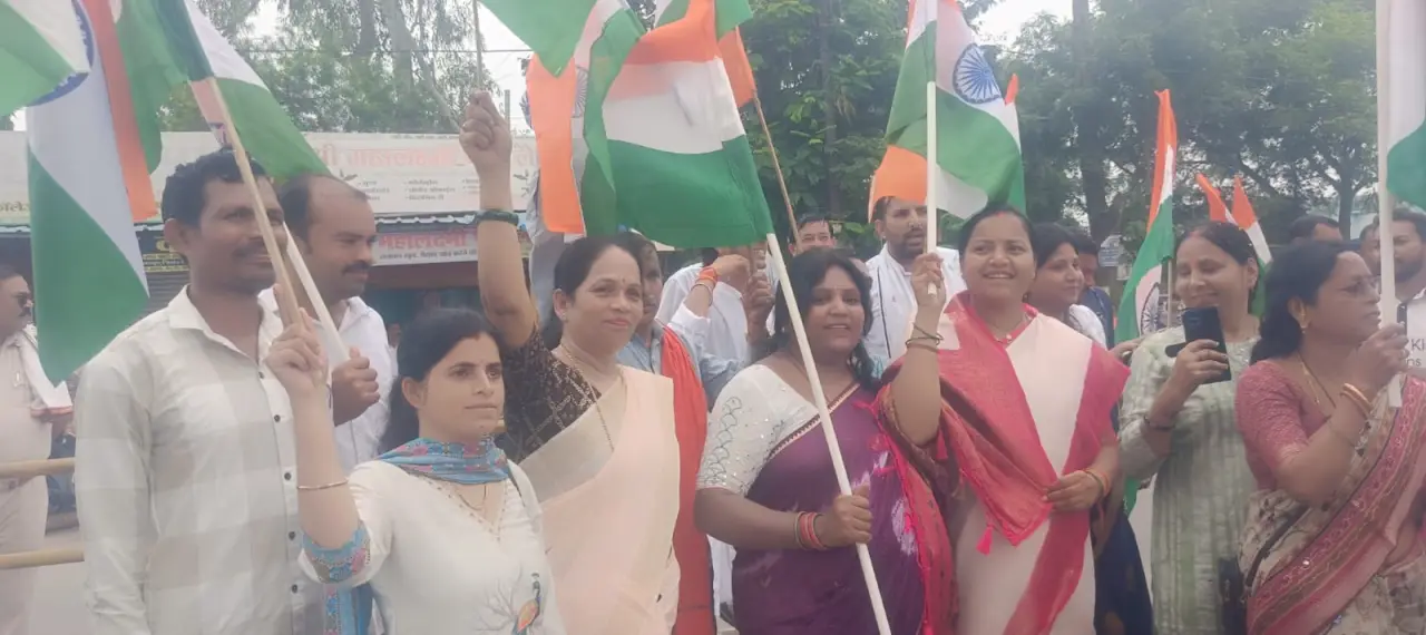 तिरंगे के सम्मान में उमड़ा जनसैलाब, मंत्री लक्ष्मी राजवाड़े की अगुवाई में निकली भव्य तिरंगा यात्रा,
