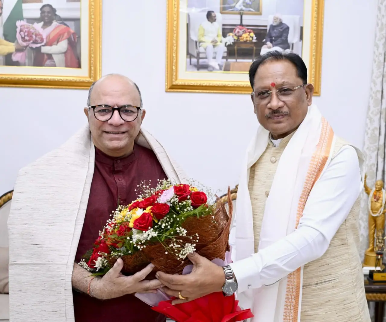 रायपुर : मुख्यमंत्री श्री विष्णुदेव साय से निर्माता-निर्देशक डॉ. चंद्रप्रकाश द्विवेदी ने की सौजन्य मुलाकात