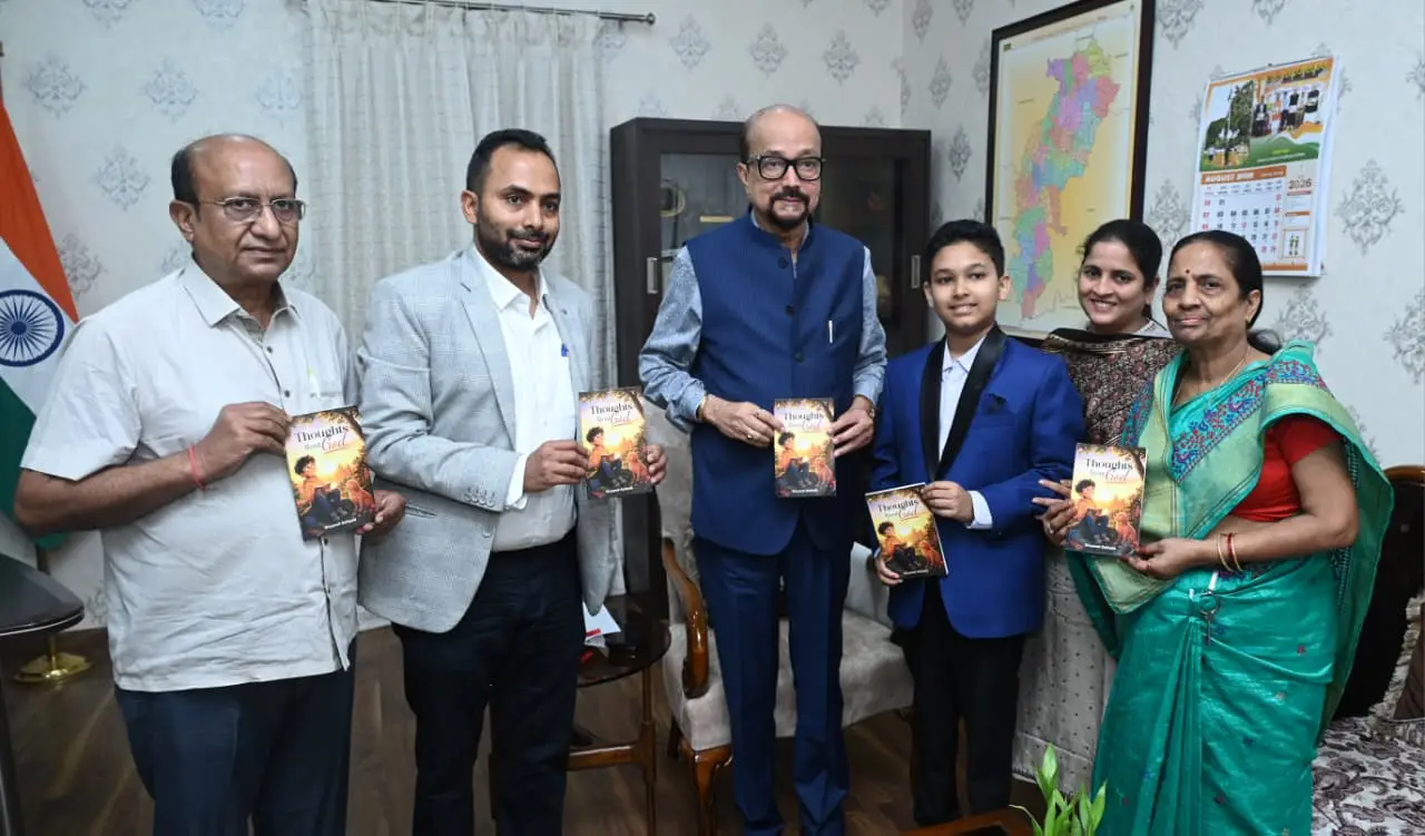 रायपुर : राज्यपाल श्री डेका ने 12 वर्षीय छात्र मास्टर दिव्यांश की पुस्तक ‘थॉट्स अबाउट गॉड‘ का किया विमोचन