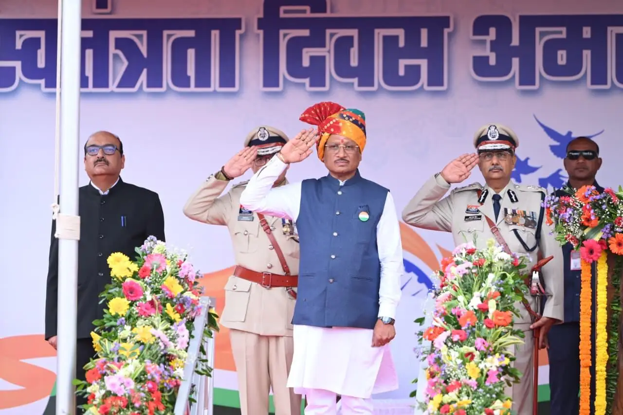 स्वतंत्रता दिवस पर रायपुर में गूंजा देशभक्ति का जज्बा, CM साय ने किया ध्वजारोहण; 17 प्लाटूनों ने किया भव्य मार्च पास्ट,