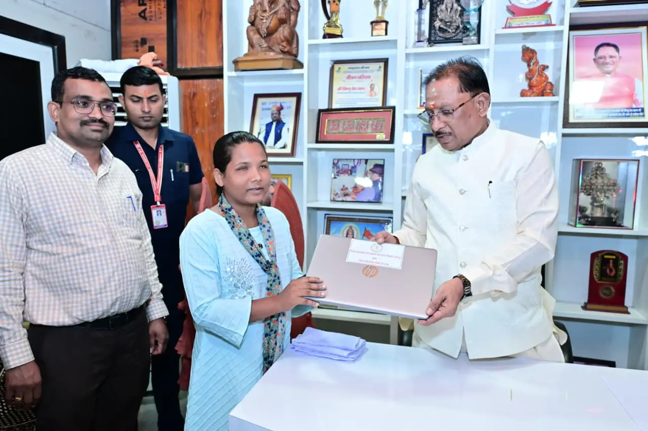 रायपुर : दृष्टिबाधा नहीं बनी बाधा, जयमंती के सपनों को मिली डिजिटल उड़ान