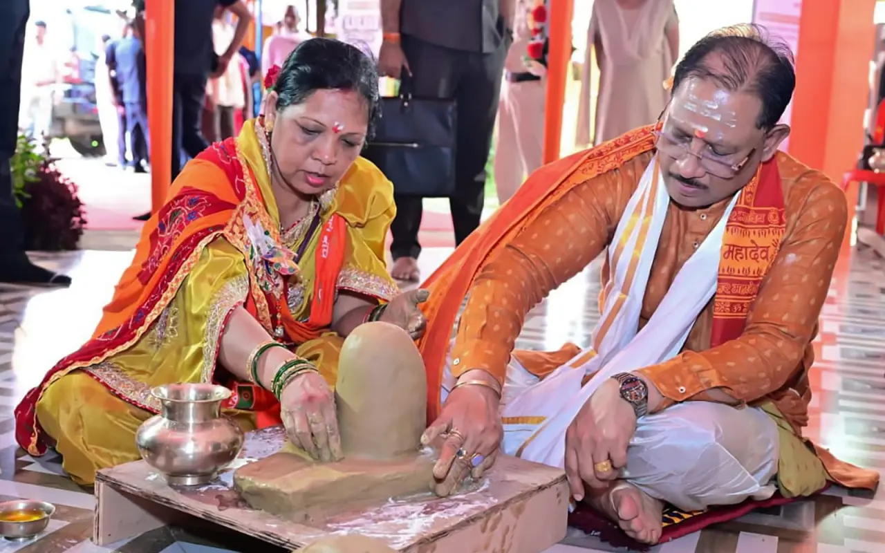 रायपुर : मुख्यमंत्री श्री विष्णुदेव साय ने सावन सोमवार और नागपंचमी पर श्री फलेश्वरनाथ महादेव की पूजा-अर्चना की