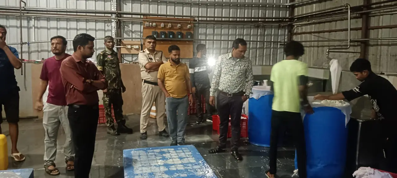 रायपुर : रात 12 बजे वैद्य फूड में राजस्व, खाद्य औषधि एवं पुलिस की संयुक्त टीम की दबिश, 200 किलो पनीर जब्त