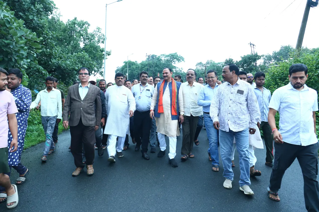 बड़ा बाजार-बरतुंगा मार्ग बंद होने से बढ़ी परेशानी, वैकल्पिक रास्ते की तलाश में 5 किमी पैदल चले मंत्री,