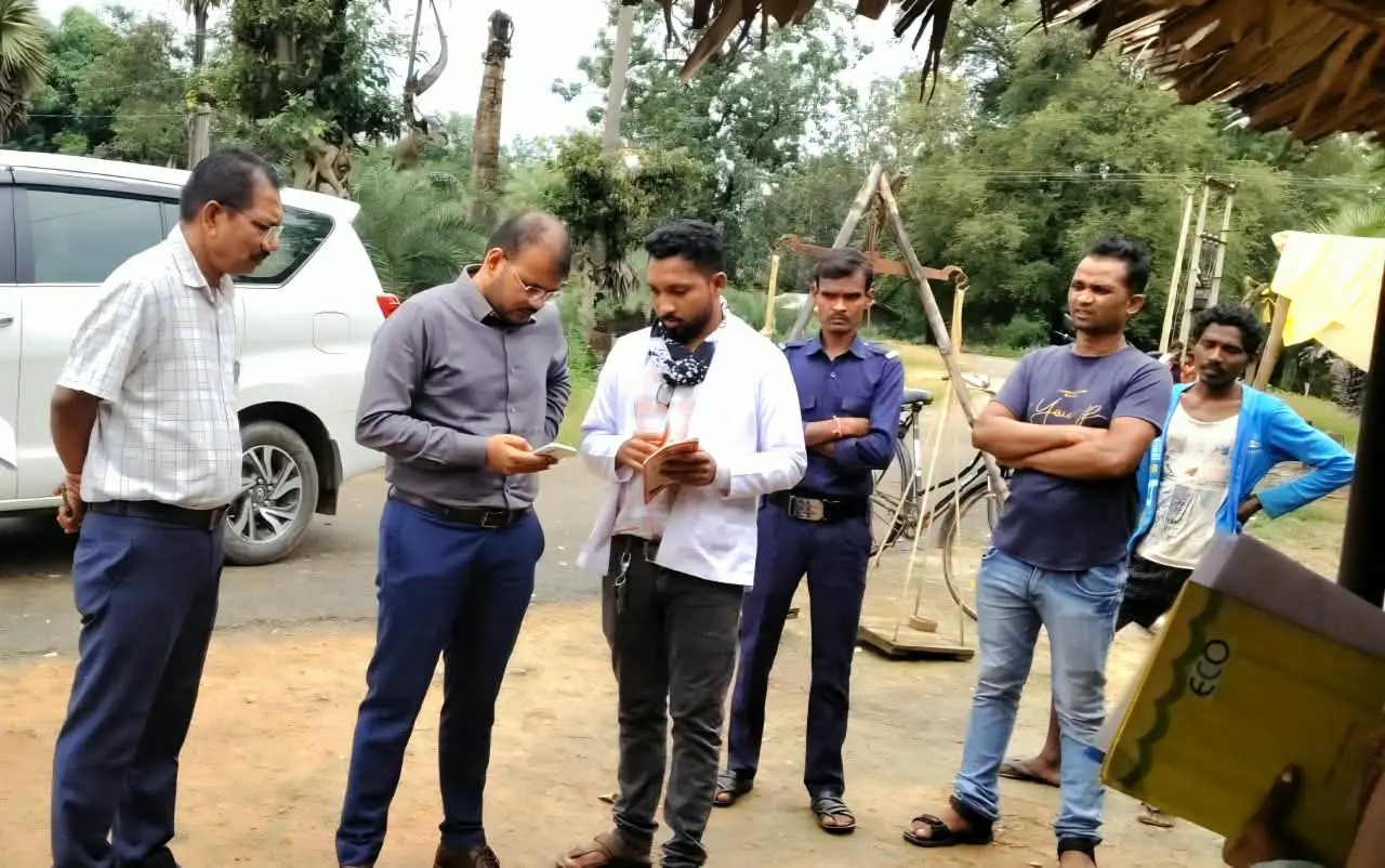 रायपुर : कलेक्टर ने परखी डिजिटल गिरदावरी और आयुष्मान शिविरों की जमीनी हकीकत