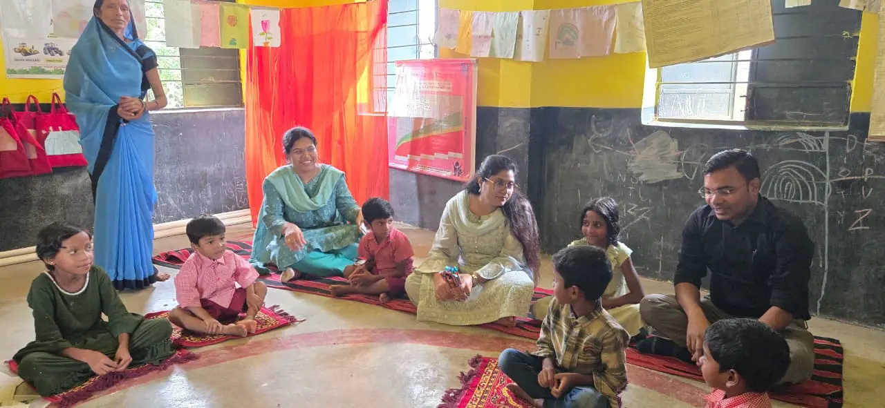 बच्चों के बीच कलेक्टर का सहज अंदाज, चॉकलेट बांटी और सुनी नन्हे-मुन्नों की बातें,