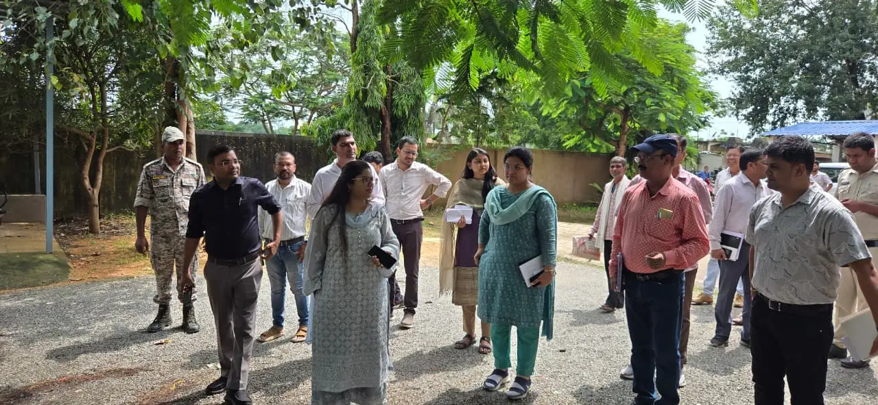 ग्राउंड जीरो पर कलेक्टर: सुबह से शाम तक संभाला मोर्चा, औद्योगिक विकास और जनजातीय शिक्षा की परखी स्थिति,