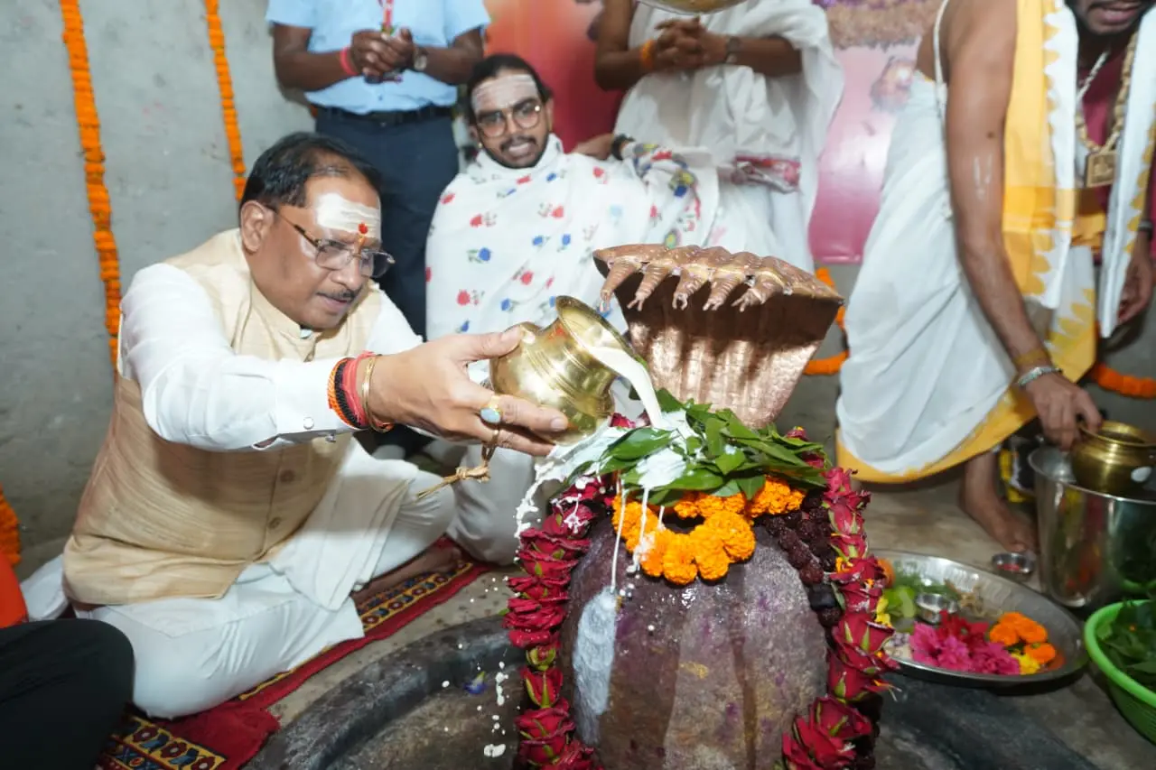 रायपुर : मुख्यमंत्री श्री विष्णुदेव साय ने बाबा कर्मेश्वर का किया रुद्राभिषेक, प्रदेशवासियों की सुख-समृद्धि और खुशहाली की कामना की