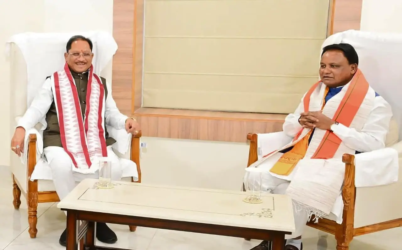 रायपुर : मुख्यमंत्री श्री विष्णु देव साय ने ओडिशा के मुख्यमंत्री श्री मोहन चरण माझी से की सौजन्य भेंट