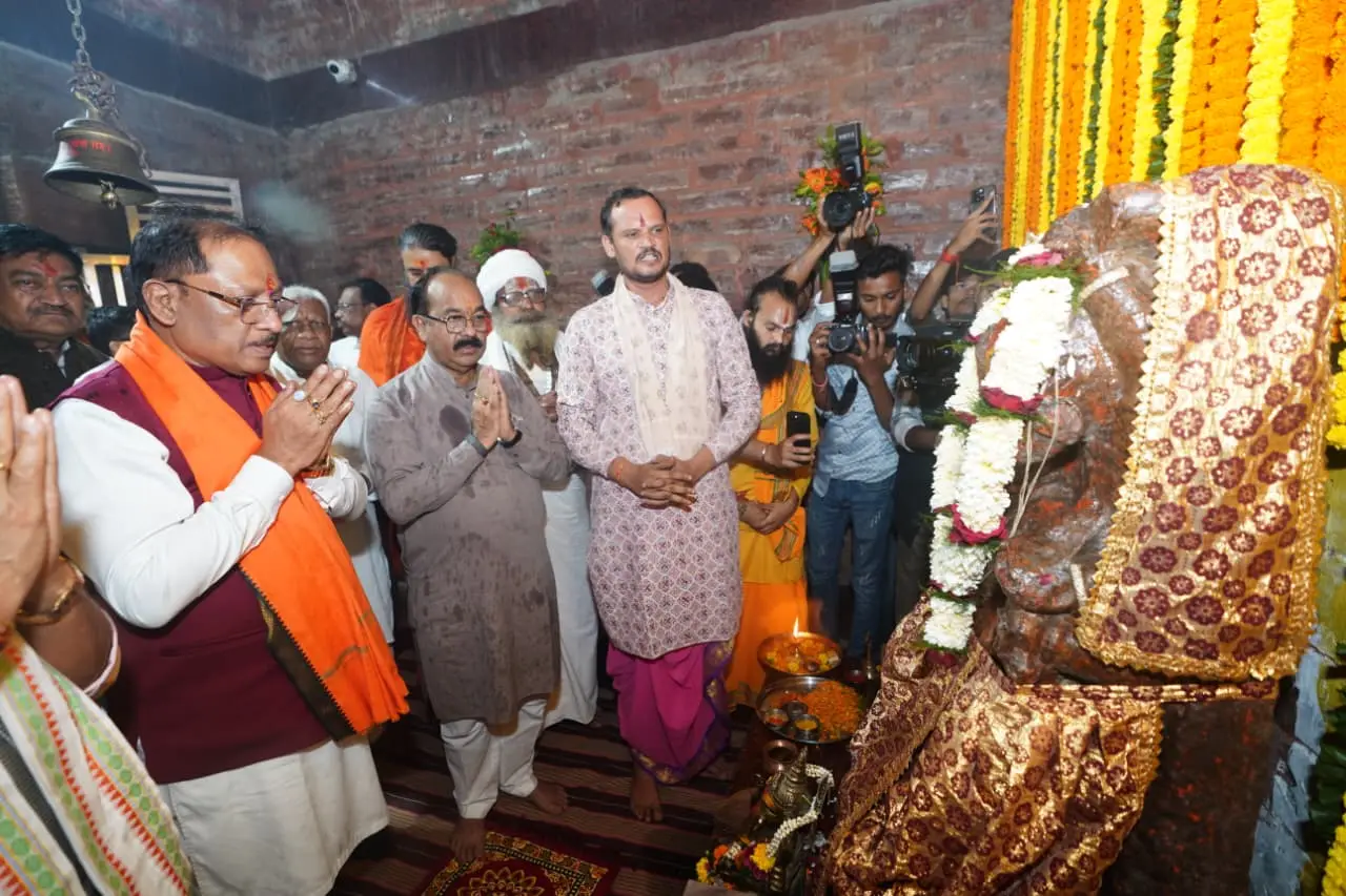 रायपुर : मुख्यमंत्री श्री विष्णु देव साय ने मदकूद्वीप के प्राचीन मंदिरों में की पूजा-अर्चना