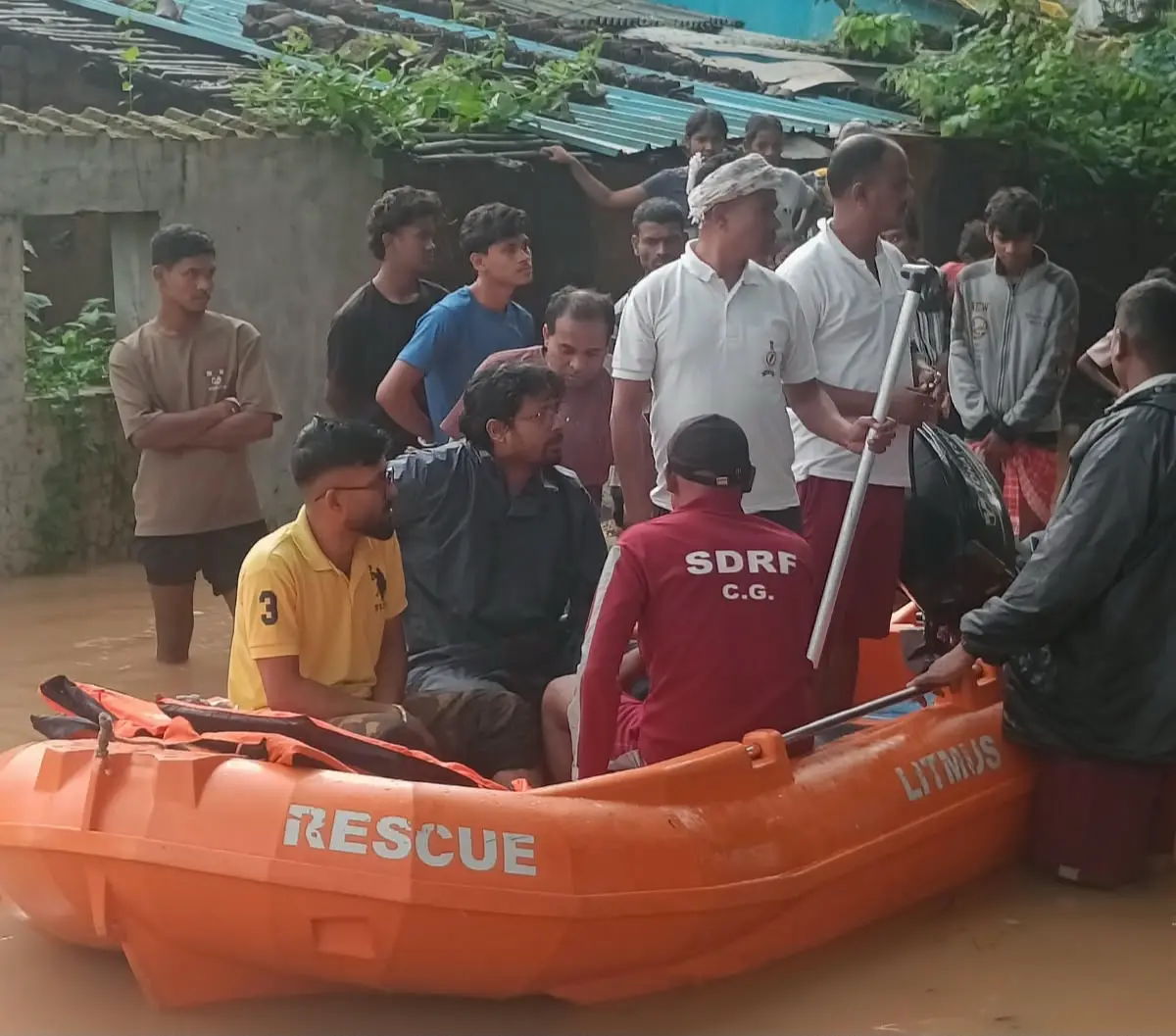 रायपुर : चक्रवाती तूफान 'अर्नब' के असर, बस्तर में डैम से पानी छोड़े जाने के कारण बढ़ी बाढ़ की संभावना, बचाव एवं राहत अभियान जारी