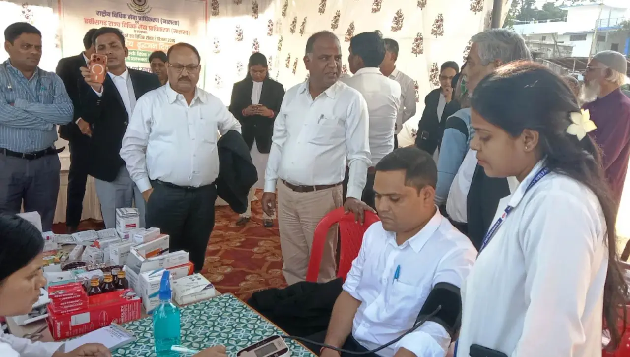 वृद्धजनों को मिला कानून और स्वास्थ्य का सहारा, मनेन्द्रगढ़ में विधिक जागरूकता एवं स्वास्थ्य शिविर