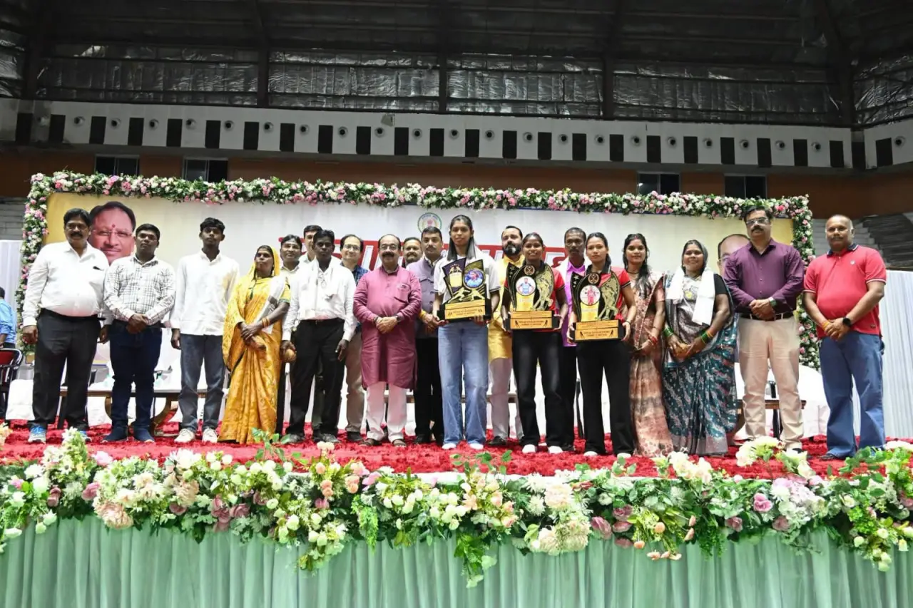 रायपुर : उप मुख्यमंत्री श्री अरुण साव ने बहतराई खेल अकादमी के अंतरराष्ट्रीय पदक विजेता खिलाड़ियों का किया सम्मान, बढ़ाया हौसला