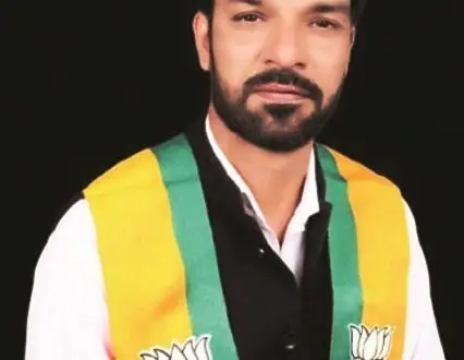 वर्षों से लगे होर्डिंग और विज्ञापन बोर्डों की जांच की मांग, पार्षद प्रमोद टायल ने CMO को सौंपा पत्र