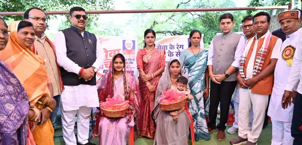 आंगन मिलन‘ समारोह में पहुंचे मंत्री श्री टंक राम वर्मा और श्री गजेंद्र यादव गर्भवती माताओं की गोदभराई कर बांटे पोषण किट  रायपुर, 04 अक्टूबर 2026