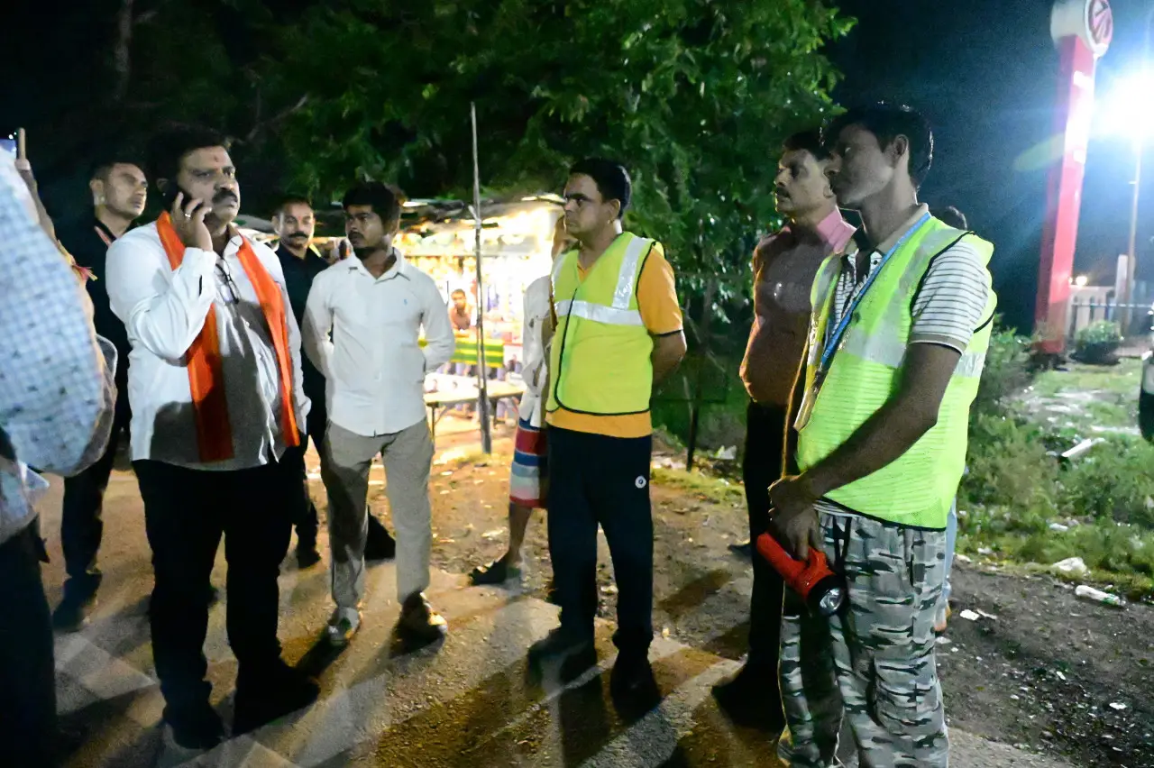 रायपुर : कवर्धा-बेमेतरा मार्ग पर पशुओं को देख उप मुख्यमंत्री श्री विजय शर्मा ने अधिकारियों को लगाई फटकार