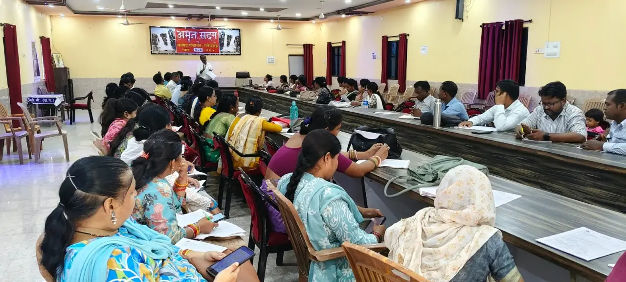 छूटे हुए मतदाताओं और 17+ आयु वर्ग के युवाओं का नाम मतदाता सूची में जोड़ने विशेष अभियान, मनेंद्रगढ़ और चिरमिरी में बीएलओ को दिया गया प्रशिक्षण