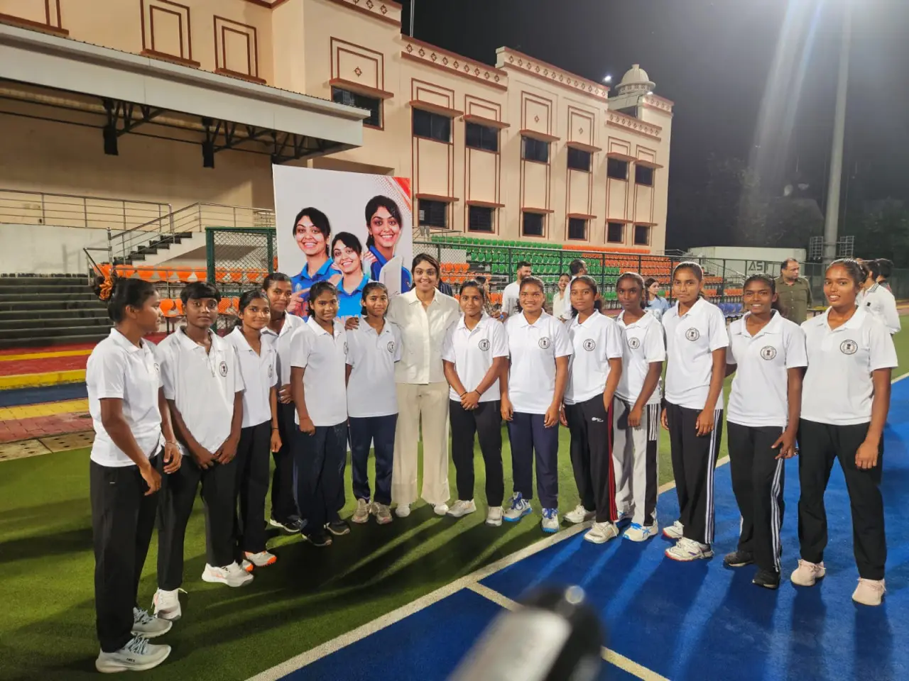 रायपुर : अंतरराष्ट्रीय क्रिकेटर हरलीन देओल ने हॉकी अकादमी के खिलाडि़यों से की मुलाकात, दिया मेहनत और आत्मविश्वास का मंत्र