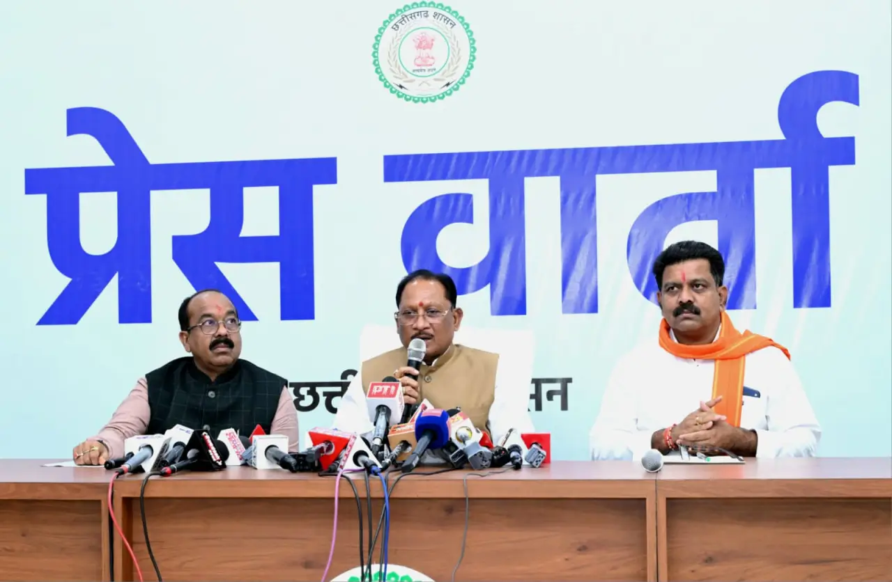 रायपुर : मुख्यमंत्री श्री विष्णु देव साय और उप मुख्यमंत्री श्री अरुण साव ने कैबिनेट की बैठक में लिए गए निर्णयों की जानकारी दी