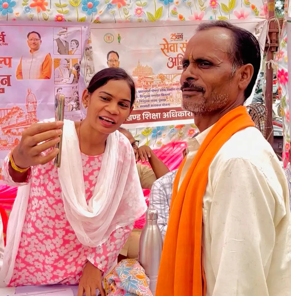 रायपुर : सेवा की कहानी : गांव में ही मिला समाधान, हरिहर का श्रमिक पंजीयन कार्ड हुआ नवीनीकृत