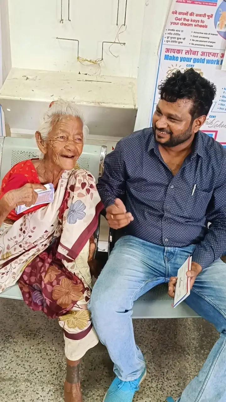 37 महीने से बंद थी बुजुर्ग महिला की पेंशन, पार्षद राहुल भाई पटेल के प्रयासों से बुजुर्ग बसमतिया के खाते में आए ₹18,500