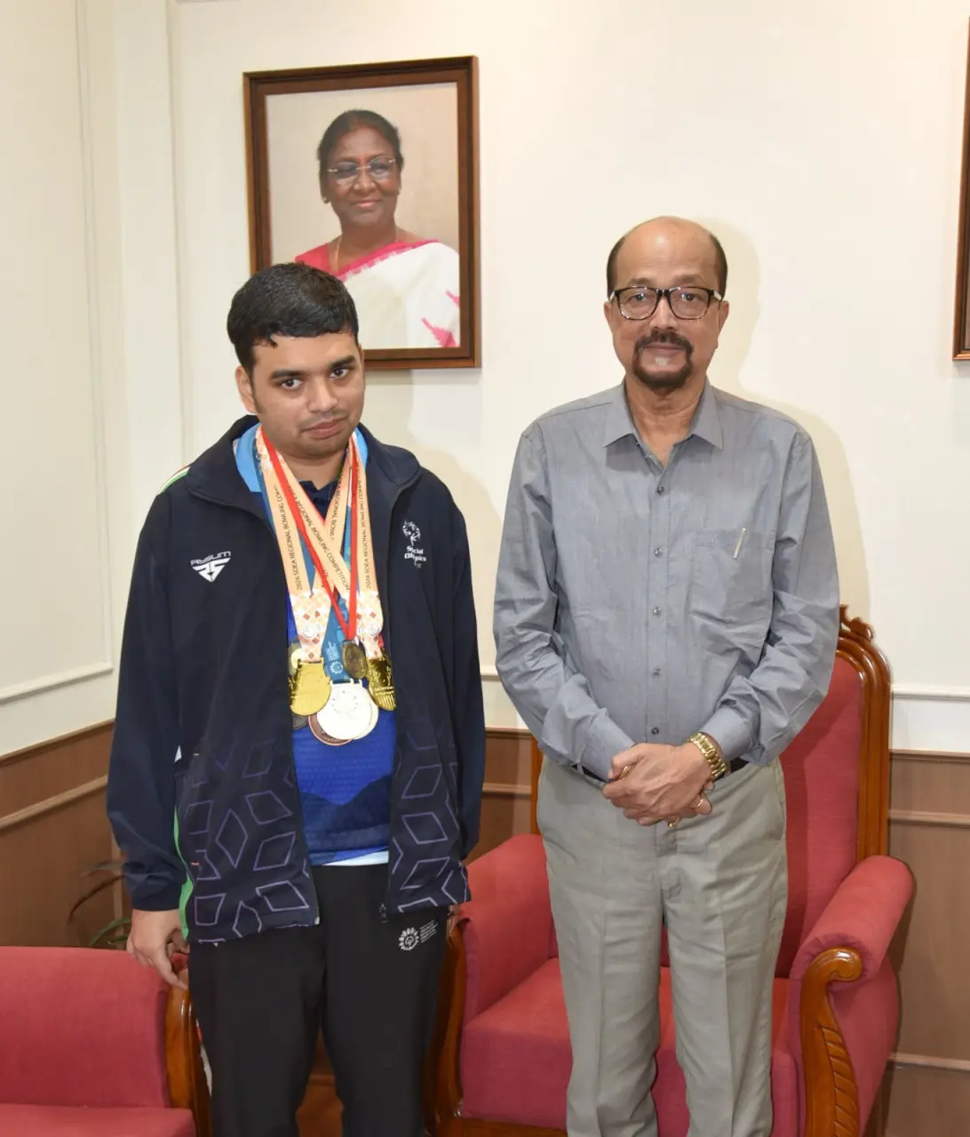 रायपुर : राज्यपाल श्री डेका ने की विशेष ओलंपिक में स्वर्ण पदक विजेता इभानन साहू की सराहना