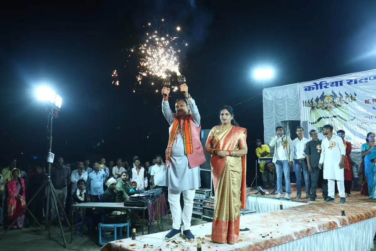 कोरिया कॉलरी में तालाब के बीच टापू पर हुआ रावण दहन, डोमनहिल में गूंजे जय श्रीराम के जयकारे,