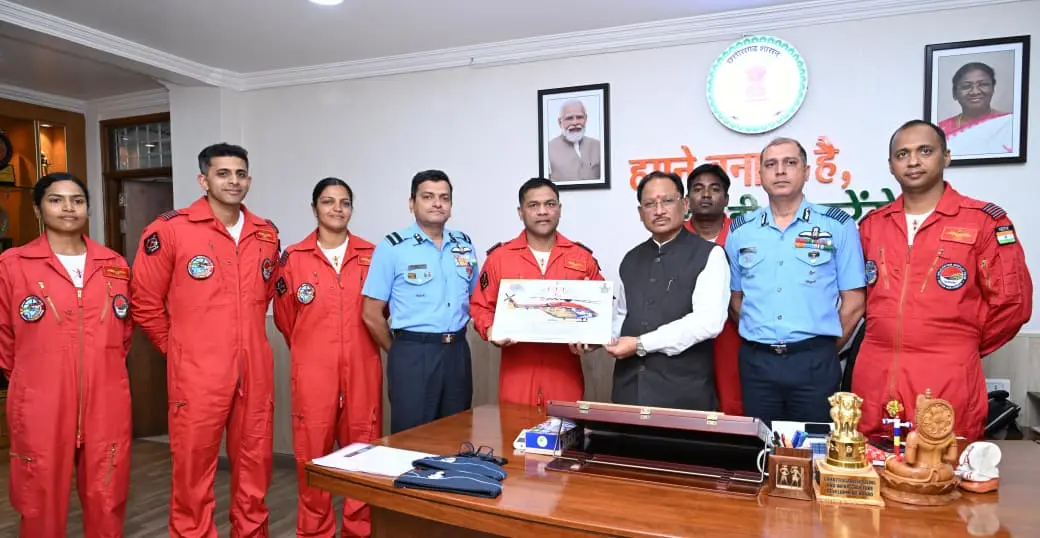 रायपुर : मुख्यमंत्री श्री विष्णु देव साय से भारतीय वायु सेना की सारंग हेलीकॉप्टर डिस्प्ले टीम ने की सौजन्य मुलाकात
