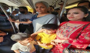 वित्त मंत्री मेट्रो से दिल्ली के कोचिंग सेंटर पहुंच गईं, सीए के छात्रों को दिए सक्सेस के मंत्र